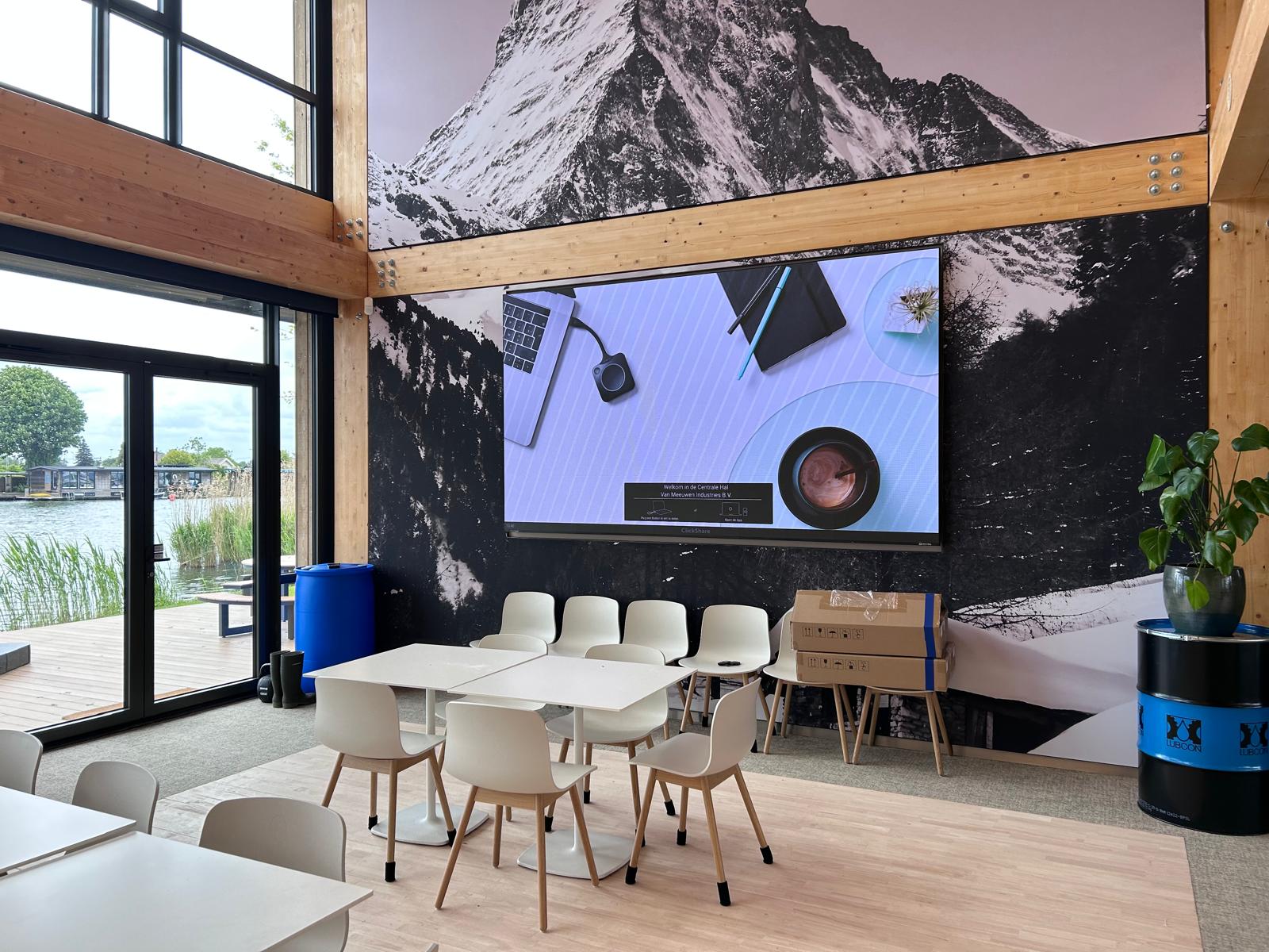 Vaste AV-installatie met beeldscherm en ClickShare